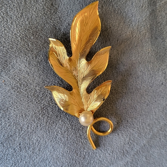 Elegant Gold Leaf Jewelry Set with Pearls - Picture 4 of 6